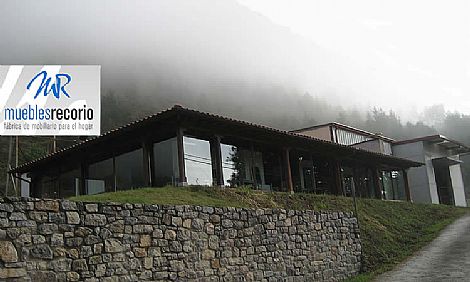 Fbrica de Muebles Recorio, en primer trmino, la zona de exposicin.