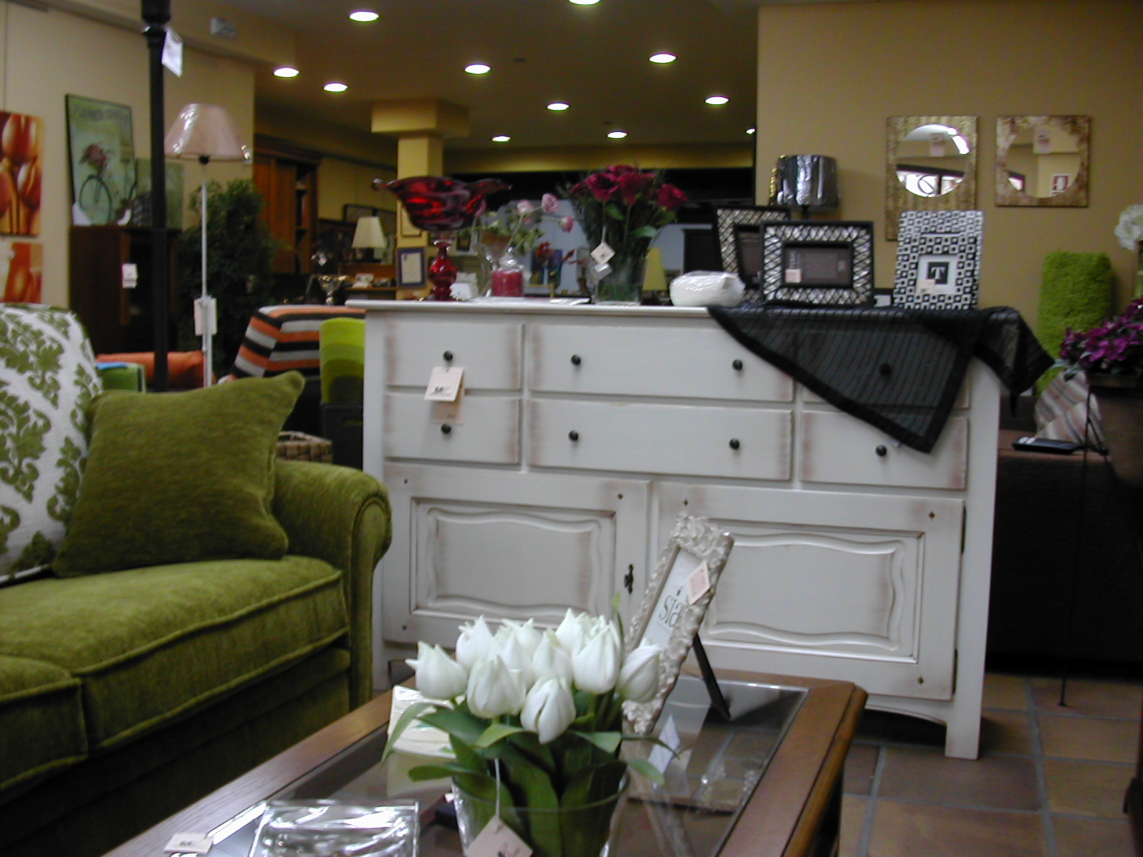 Foto interior de la tienda donde se puede ver la amplia exposicin