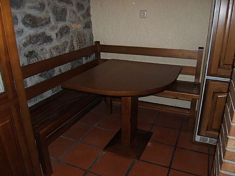 Banco para rincn con mesa circular Muebles Recorio Cangas de Ons Asturias